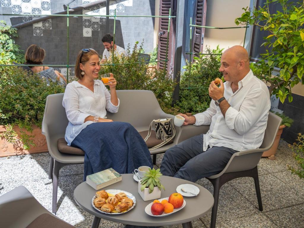 Tavolo con selezione di vini toscani in reception