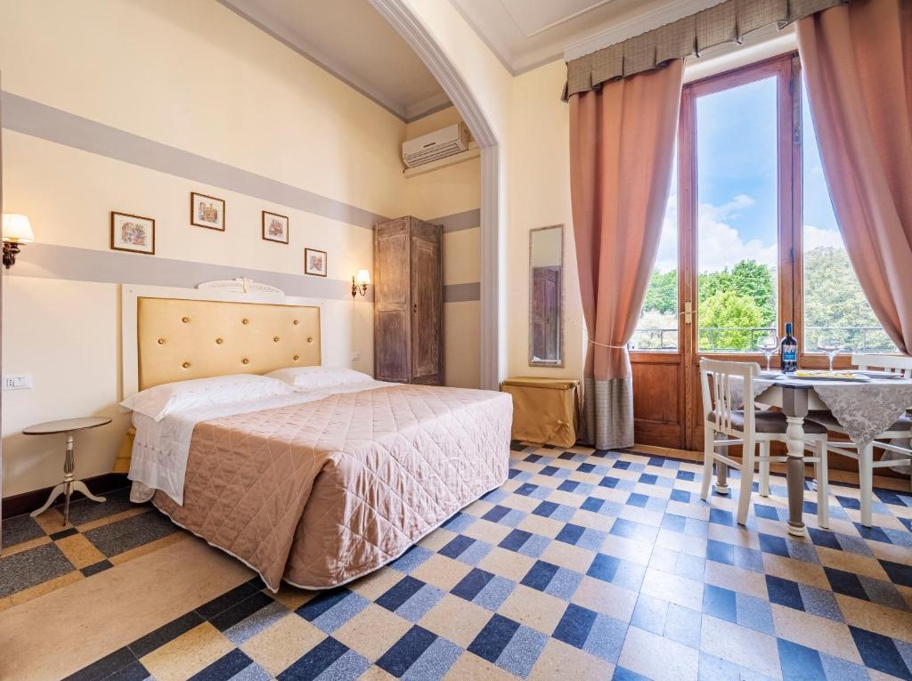 Camera Happy, letto matrimoniale e balcone con affaccio verso le Mura di Lucca